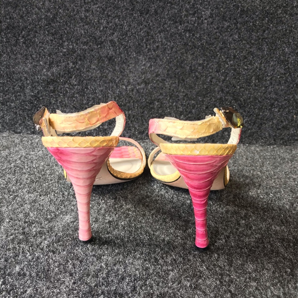 Stuart Weitzman - Picture 4 of 5